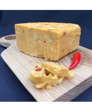 Сыр Чеддер с тремя видами перцев